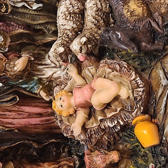 Nativity from the Goldenvale Collection - Picture 10 of 17